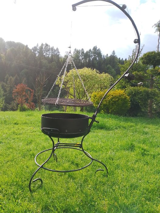 Gril ogrodowy z paleniskiem