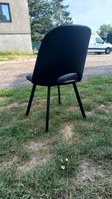 Krzesła welurowe czarne