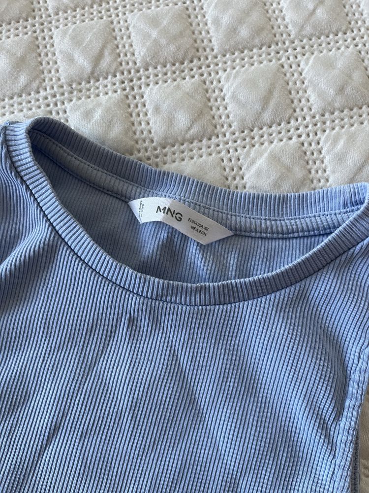Top azul da Mango