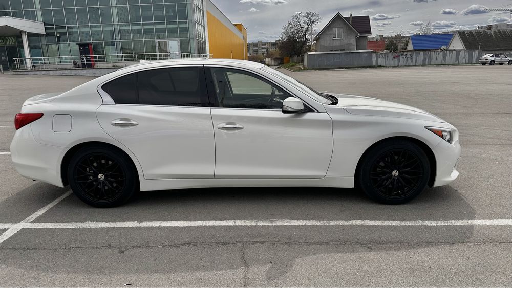 Infiniti Q50 3.7 awd 2015