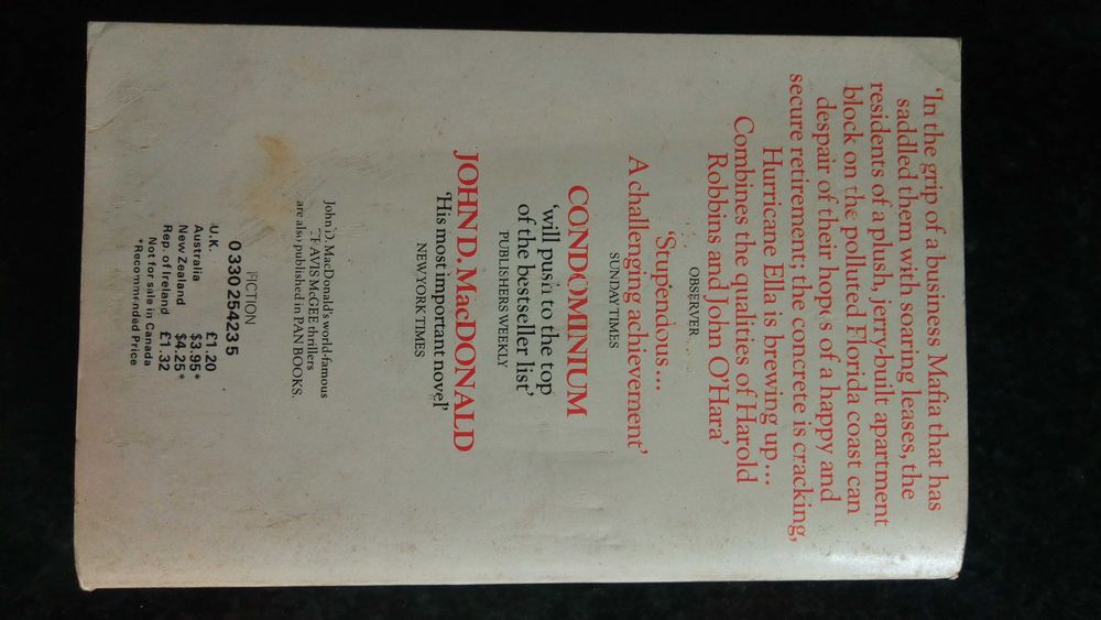 Livros "Child of the Prophecy" e "Condominium"