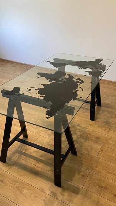 Biurko szklane Ikea (mapa świata)