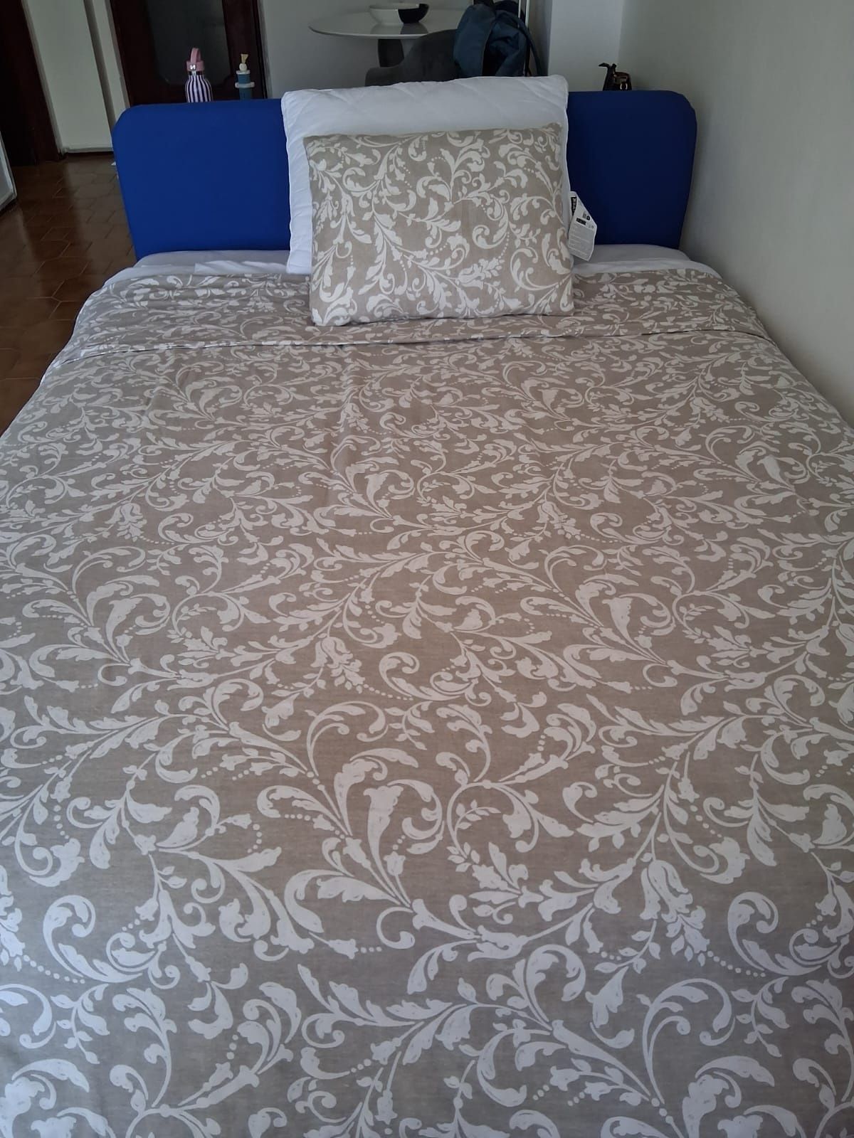 Vendo cama de casal padrão (138cm x 188cm)