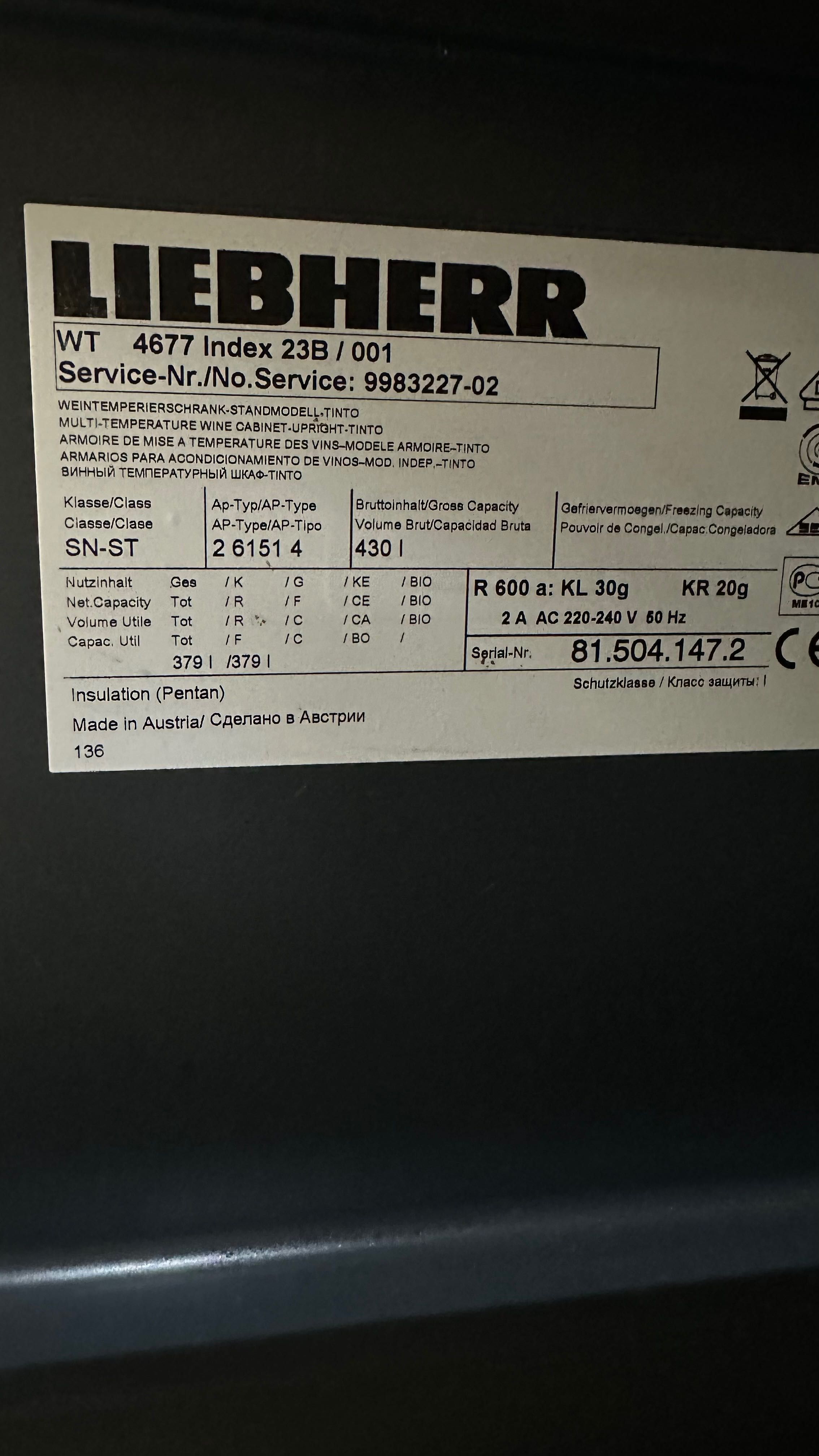 Велика винна шафа Liebherr WT4677