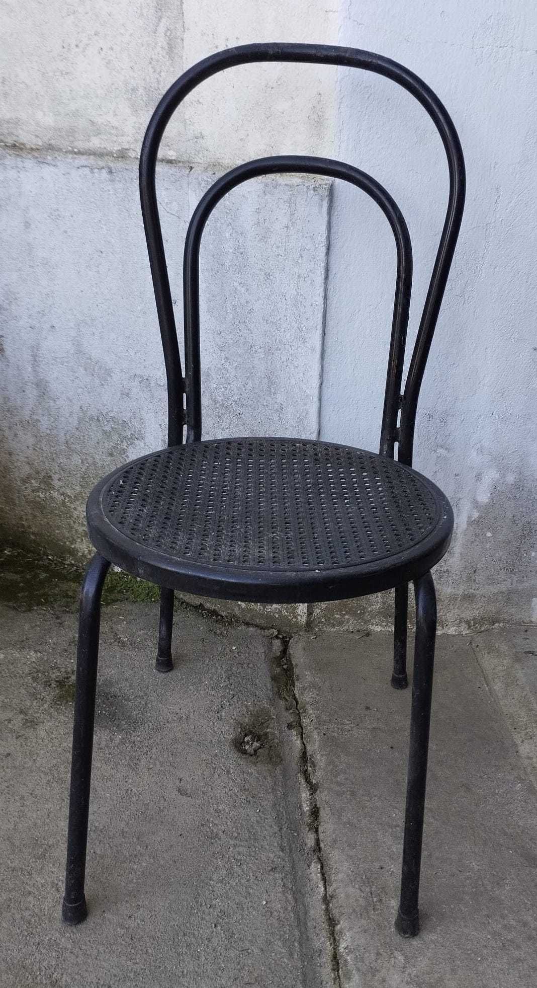 Cadeira estilo Thonet Bentwood metal tubular e palhinha preta