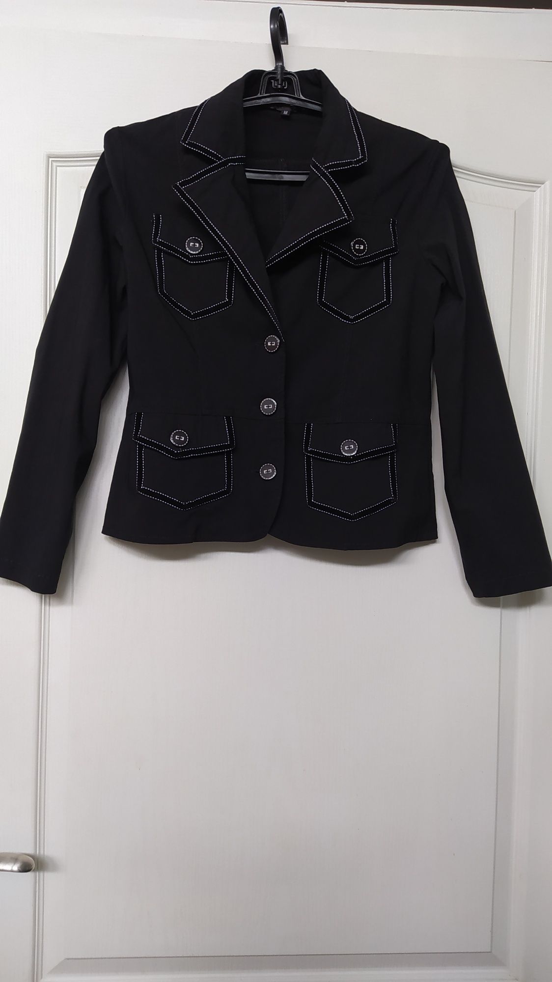 Черный пиджак из стретч материала