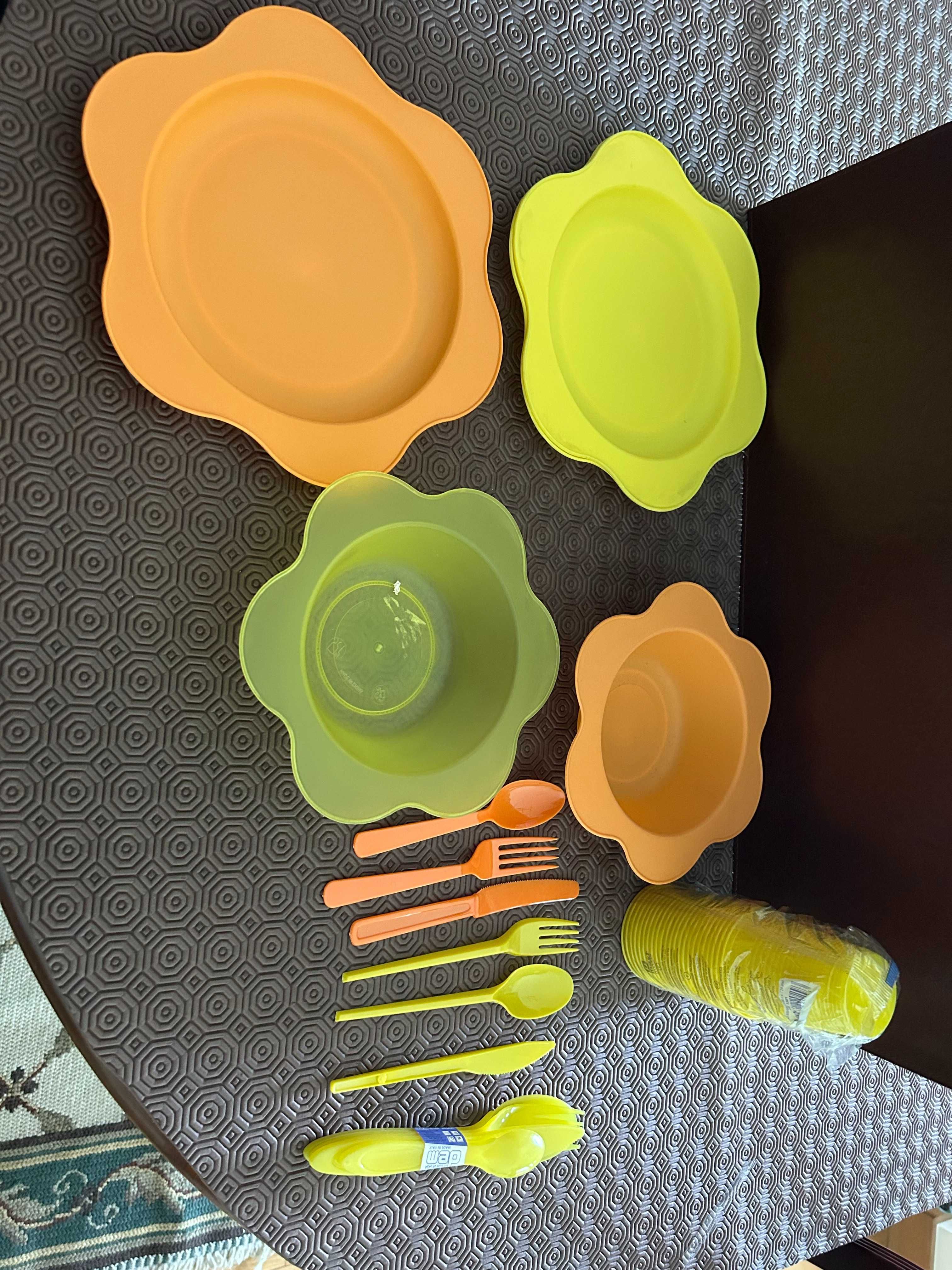 Pratos, talheres e copos de plástico compacto
