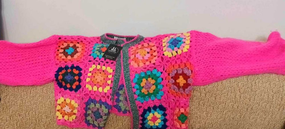 Lindo e quente casaco tricô cor rosa, marca MOM PWR, nunca usado.
