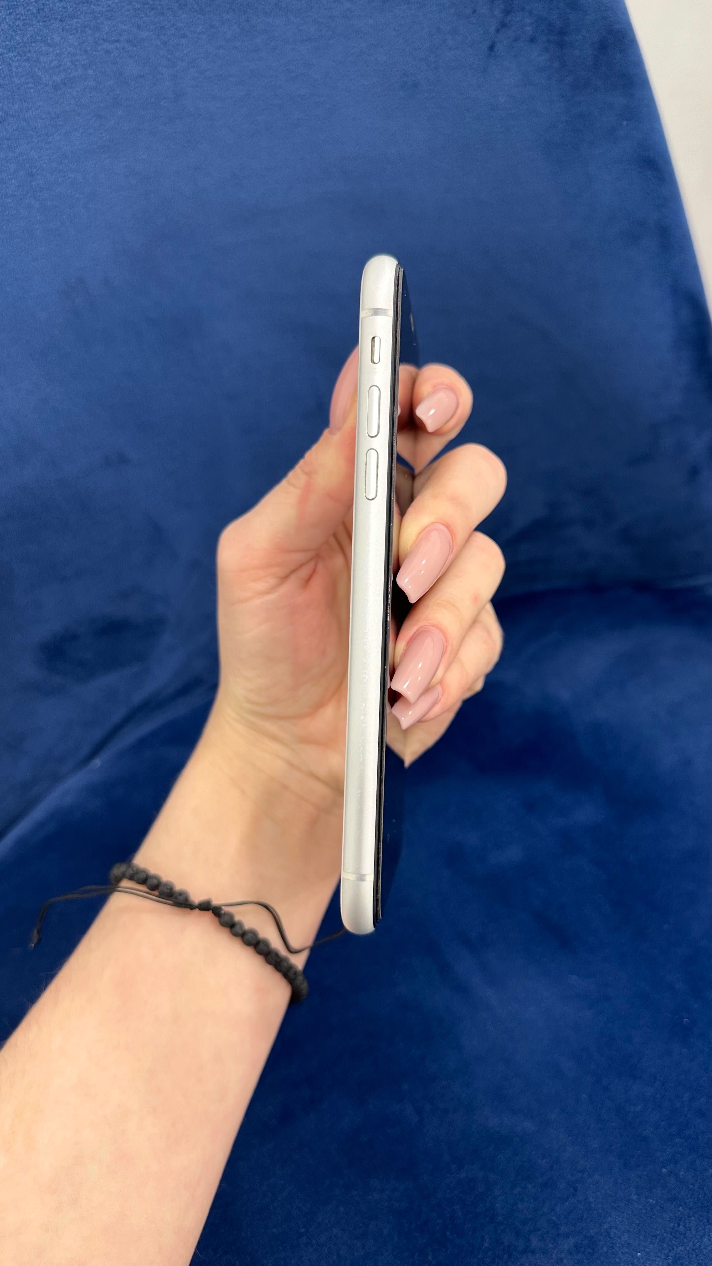 Телефон iPhone XR