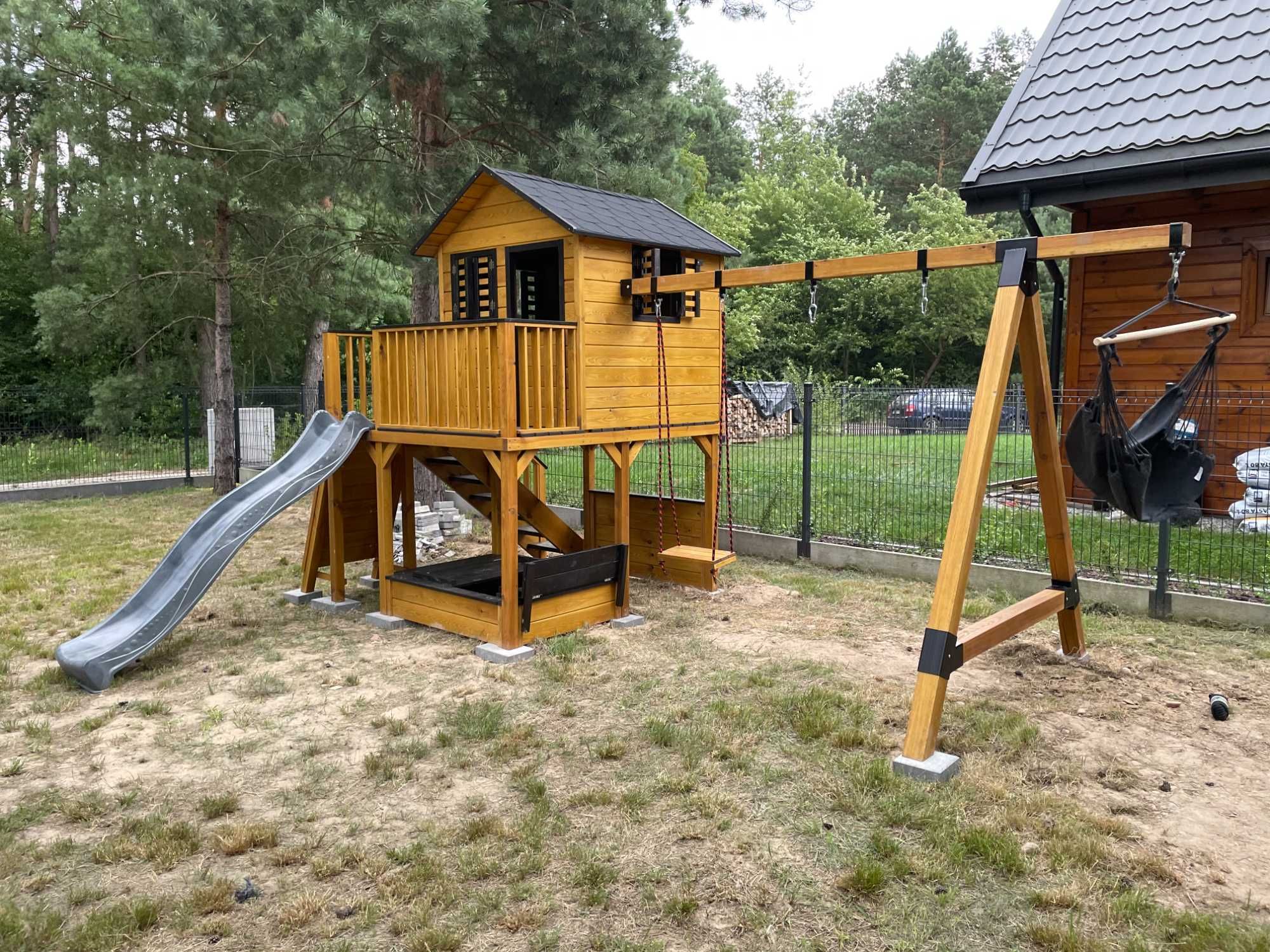 Domek dla dzieci. Plac zabaw.