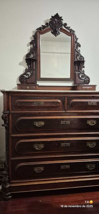 Comoda muito antiga com toucador
