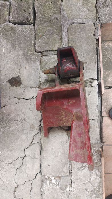 Крепление гидроусилителя к Renault  midlainer