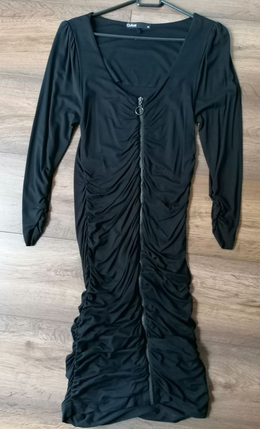 Nowa bez metki czarna sukienka Cubus M  z zamkiem wzdłuż, marszczeniem
