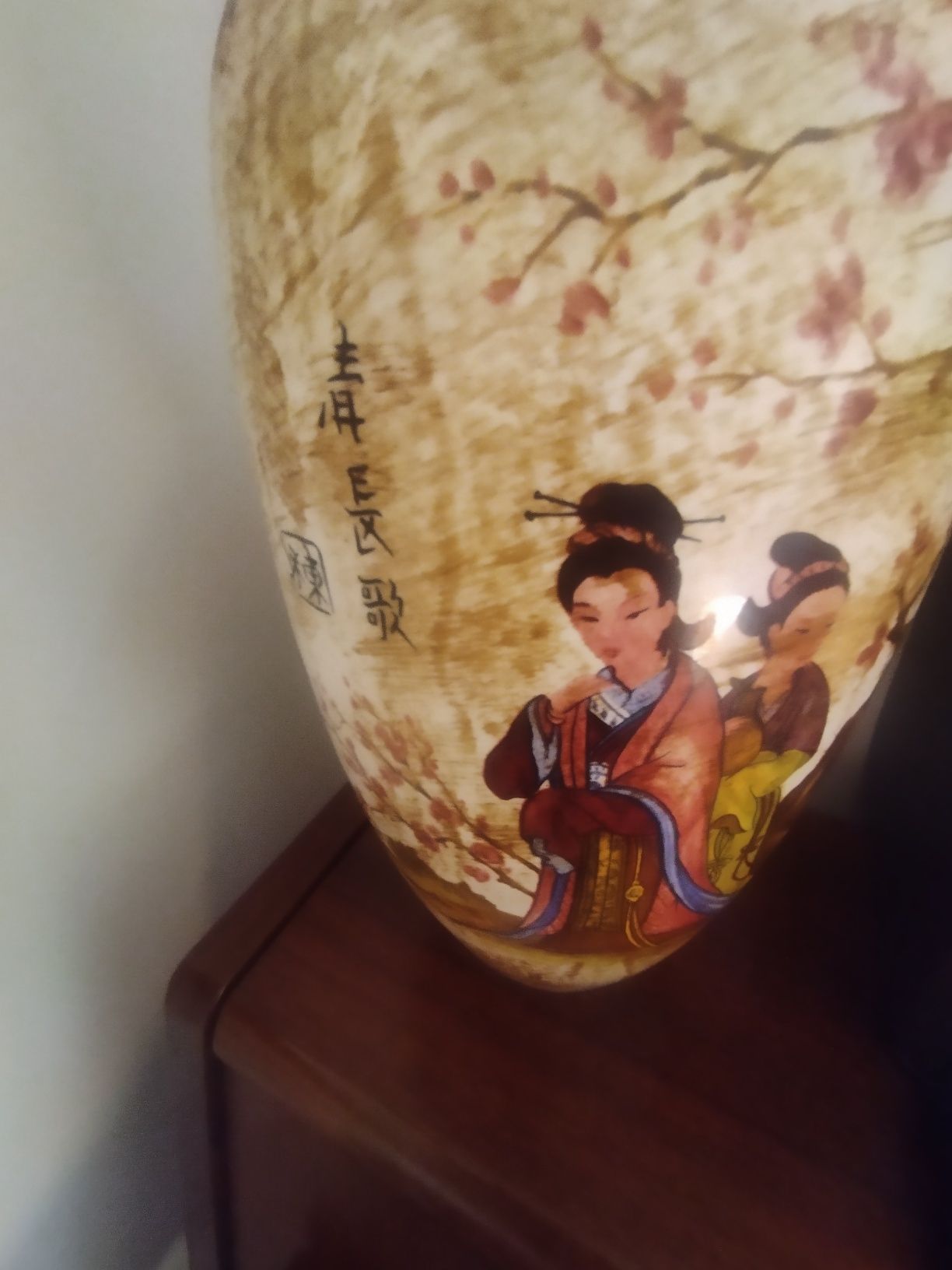 Jarra antiga com tampa japonês
