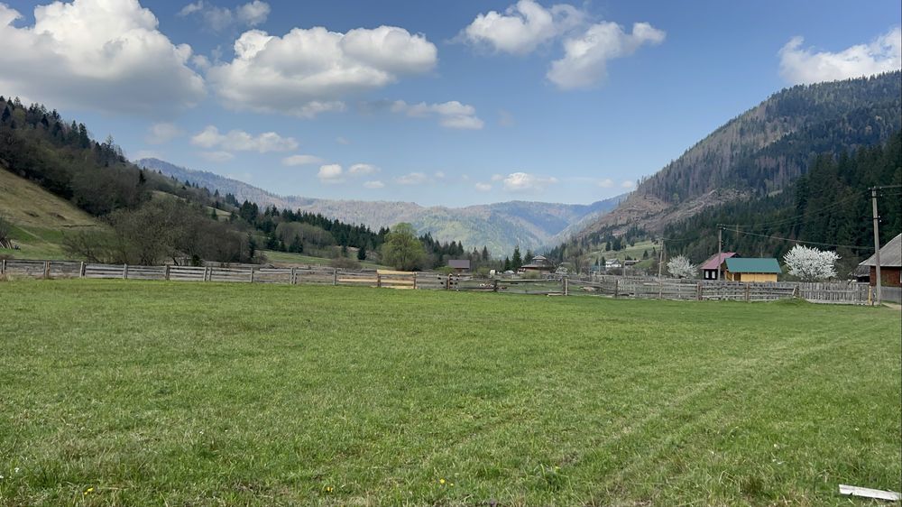 Земля в Карпатах у горах