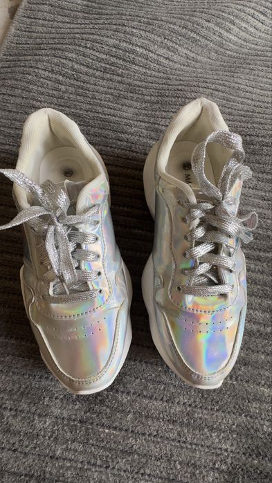 Sapatilhas prateadas, tamanho 38.