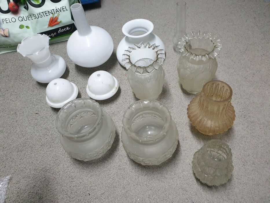 Diversos globos de candeieiros antigos