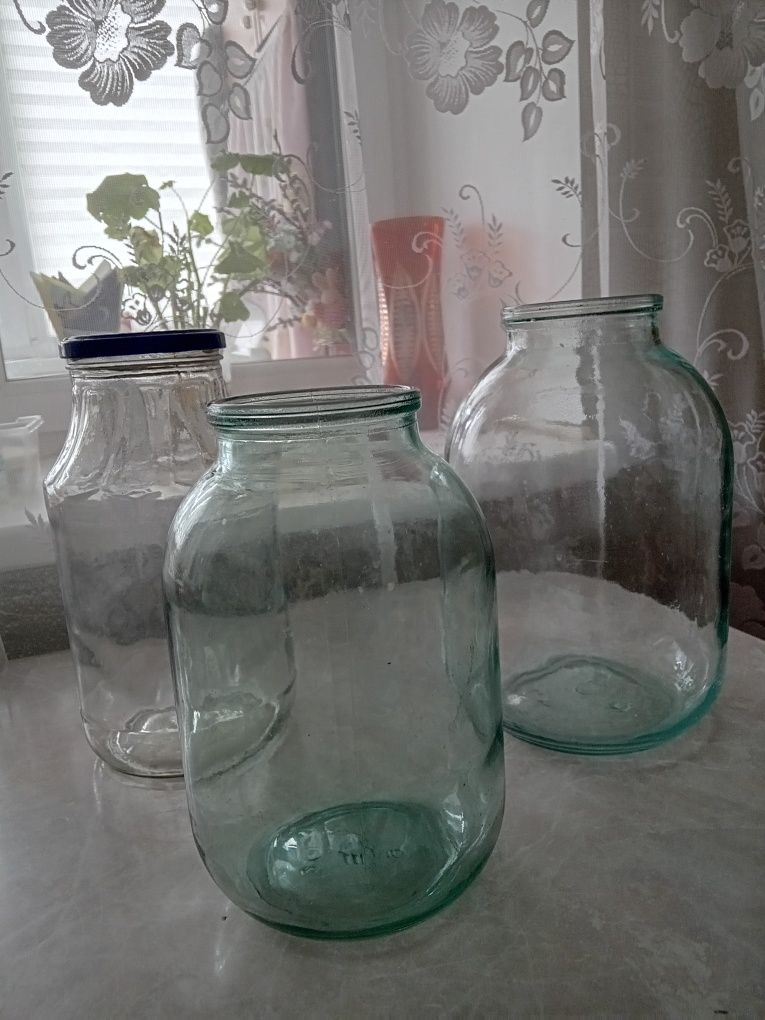 Продам  банки 3л і  2 л.