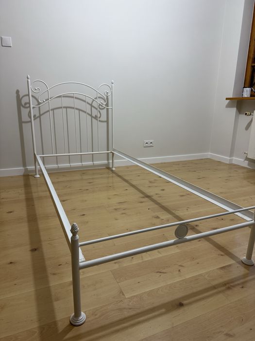 Łóżko metalowe pojedyncze białe