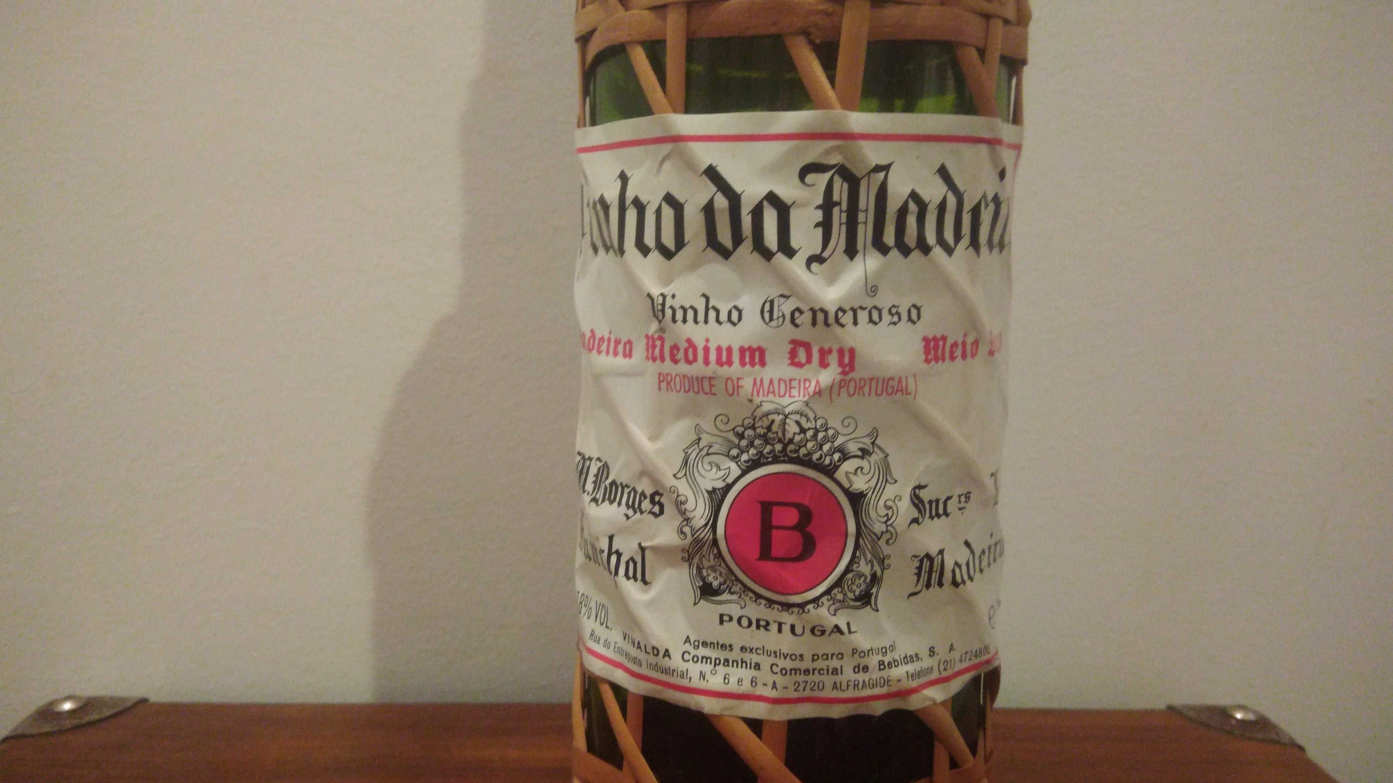 Garrafa vazia de Madeira H.M. Borges, empalhada, sec. XX (anos 70)