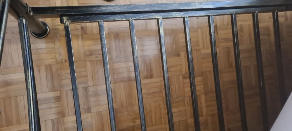Cama de Casal, em ferro, quase nova, com colchão e cobertor