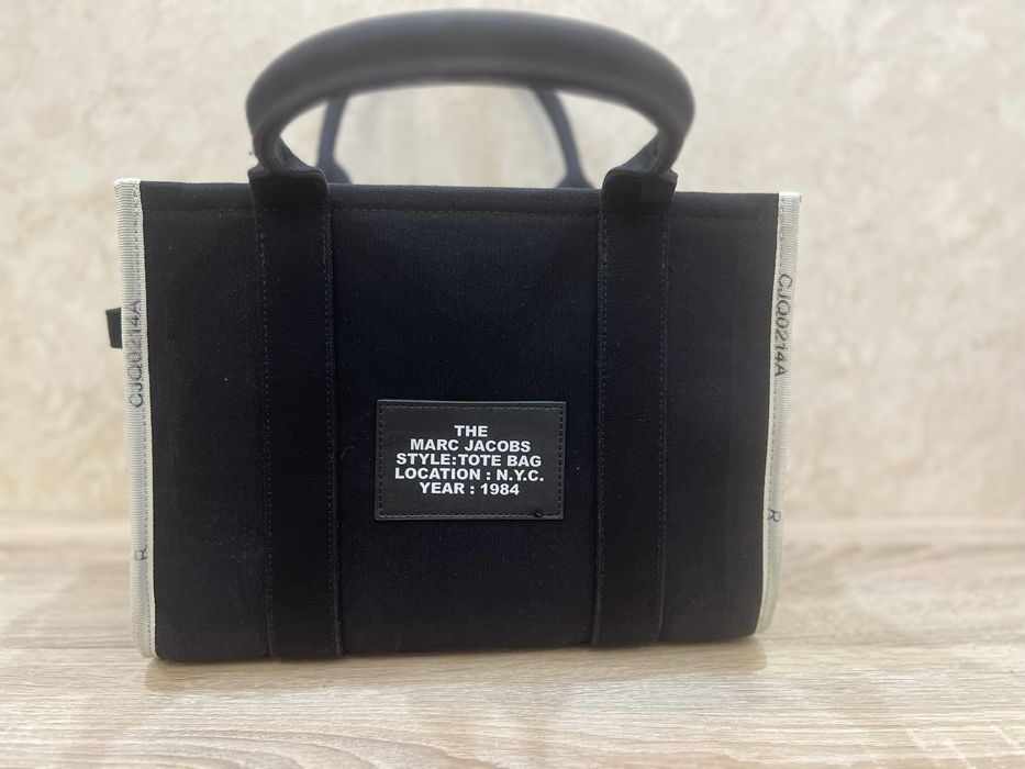 Сумка чорного кольору THE TOTE BAG