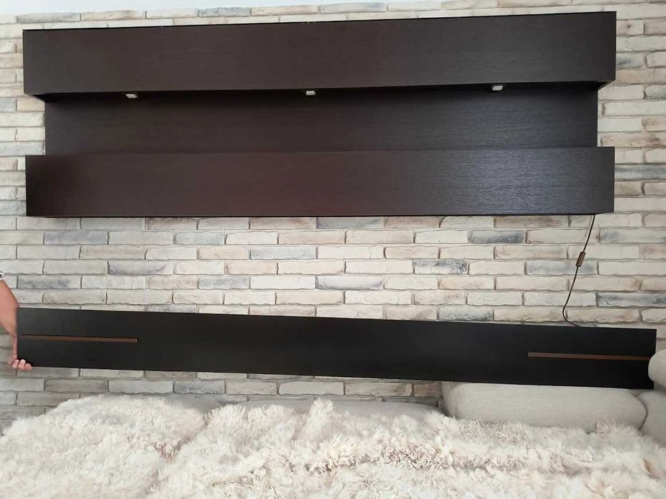 Duża, solidna, wisząca półka/witryna do salonu.