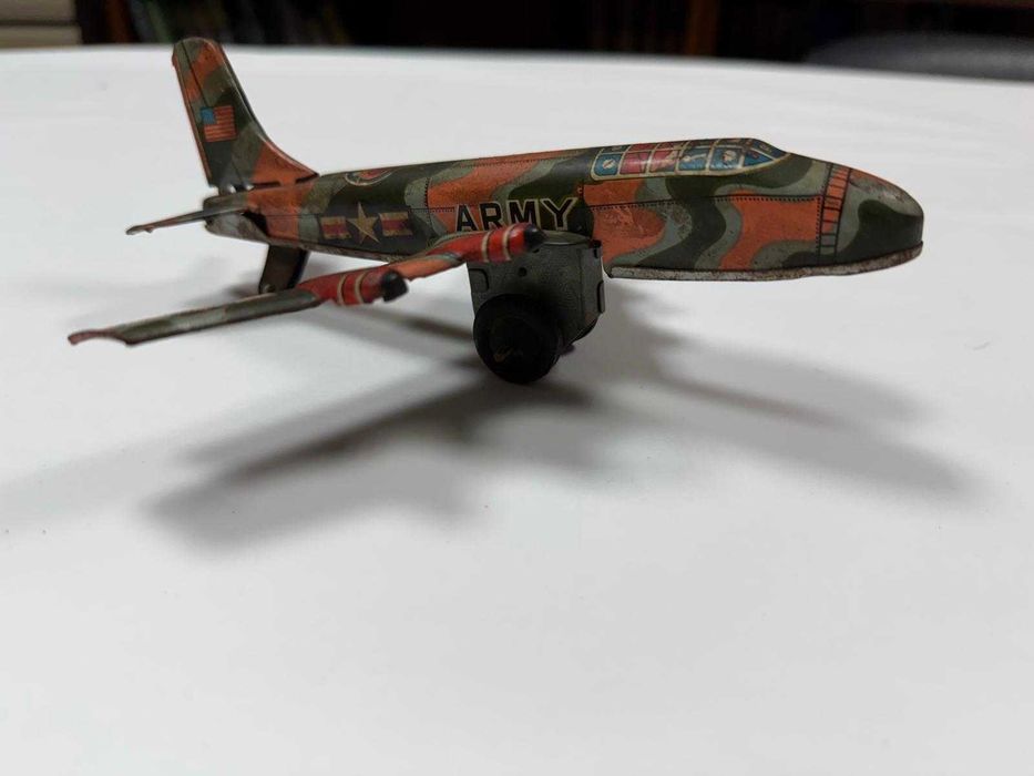 Avião Militar Vintage em Lata Litografada – Décadas de 1950/60