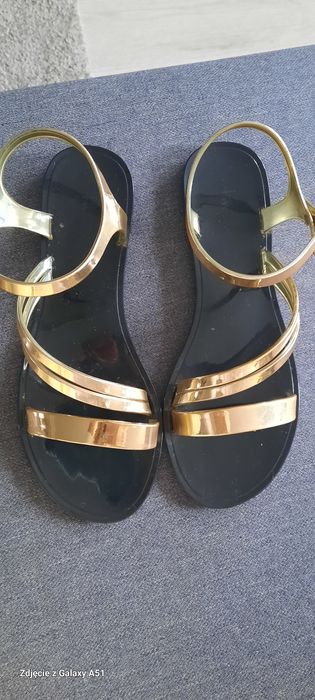 Złote sandałki 39