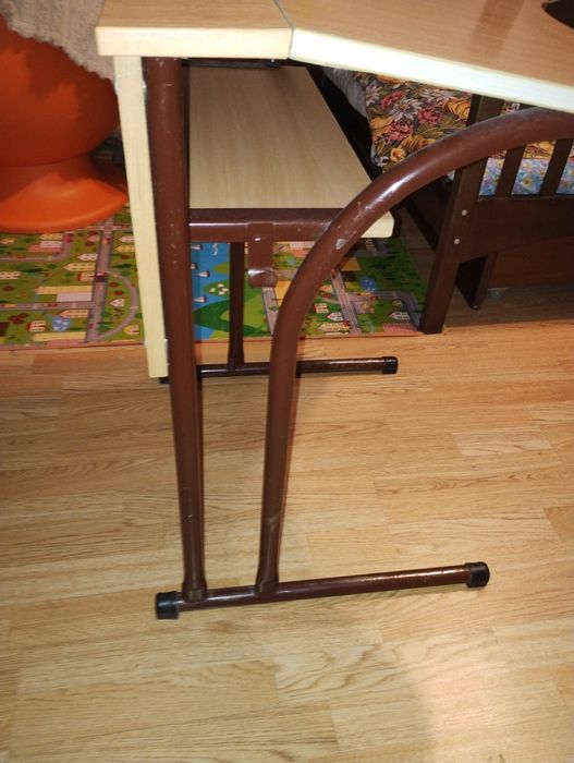 Шкільна парта з нахилом