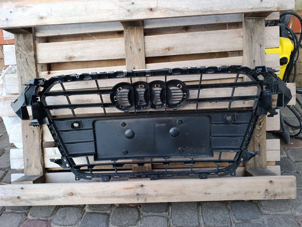 Решітка audi a4 b8