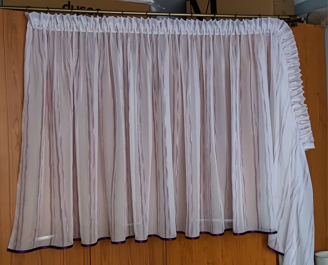 Biała firanka w różowe prążki 210 x 115 cm
