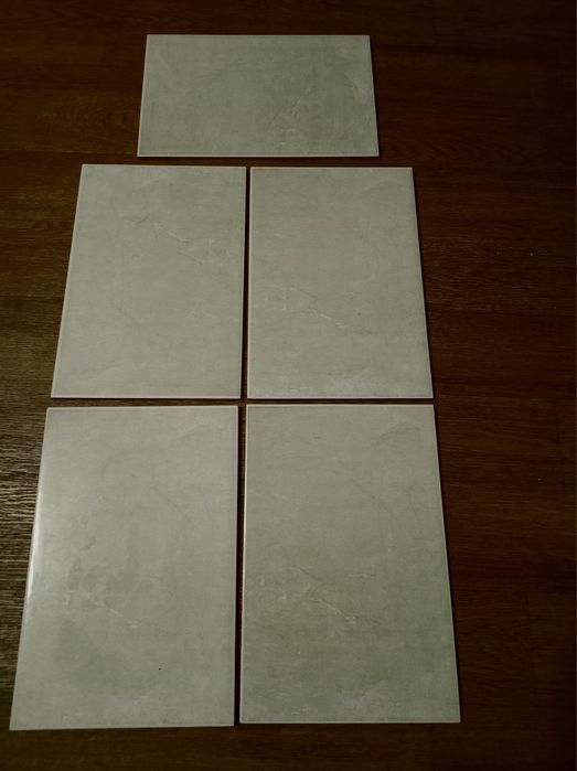 Кафель, плитка ПХВ, змеевик отопления, запчасти бачка туалета, палас.