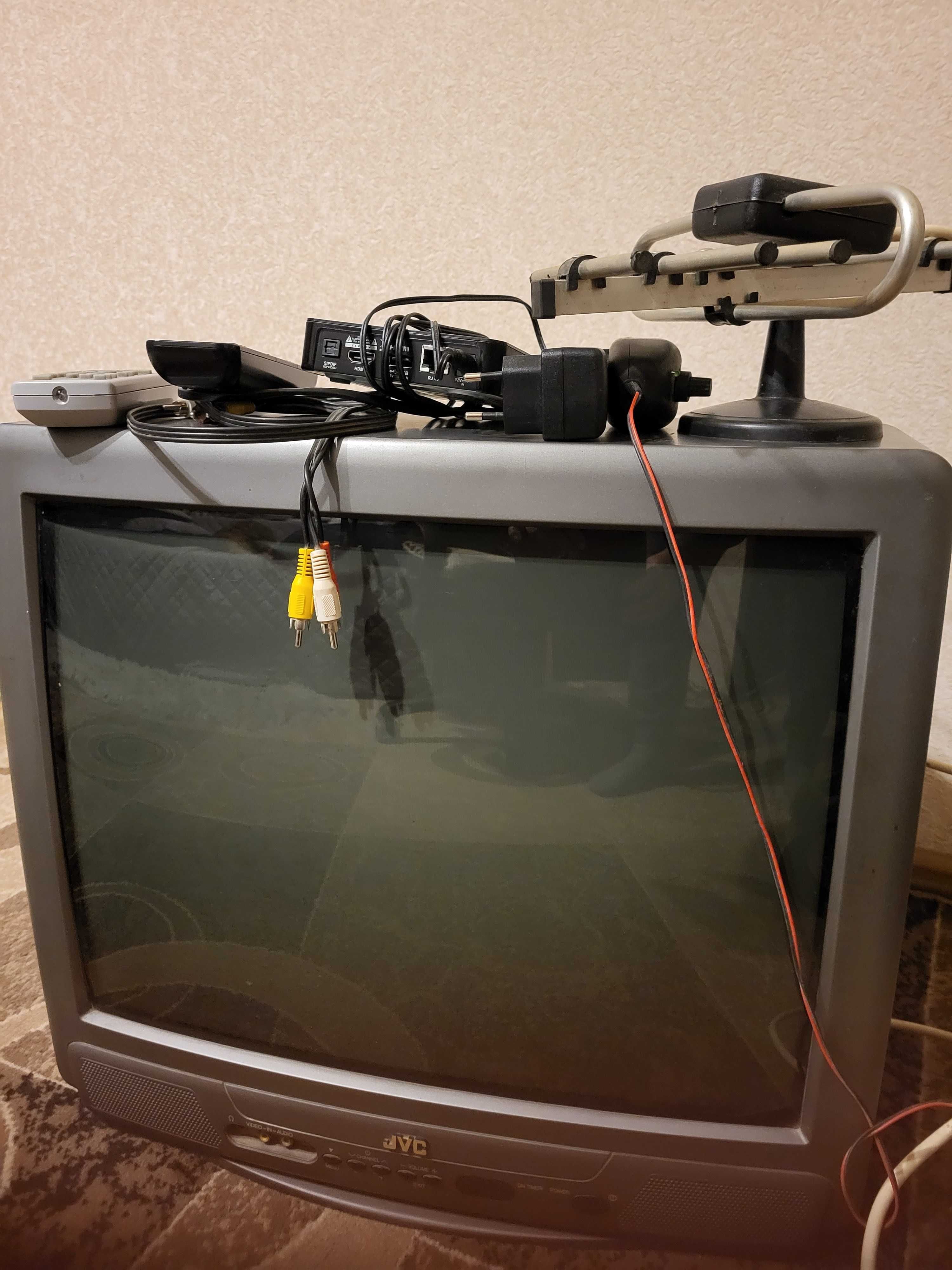 Телевизор  JVC диагональ  52  см  ( 20 дюймов)  с  антеной  и тюнером