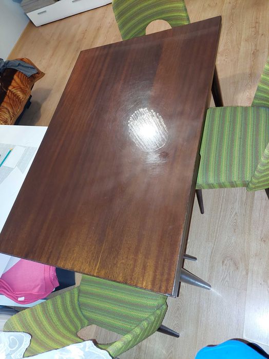 Stół rozkładany z trzema krzesłami,relikt PRLu