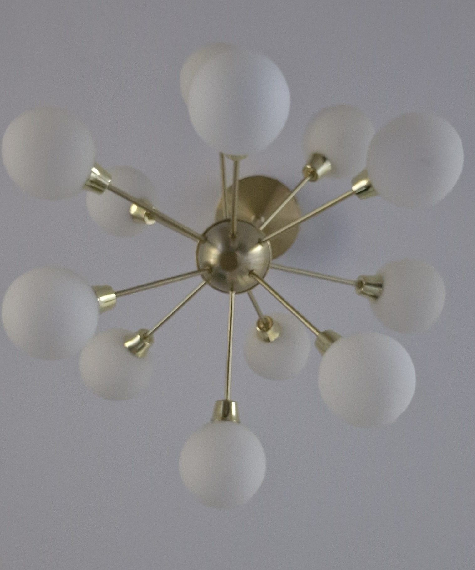 Lampa sufitowa Honsel z 12  i 8 białymi kloszami/kulami