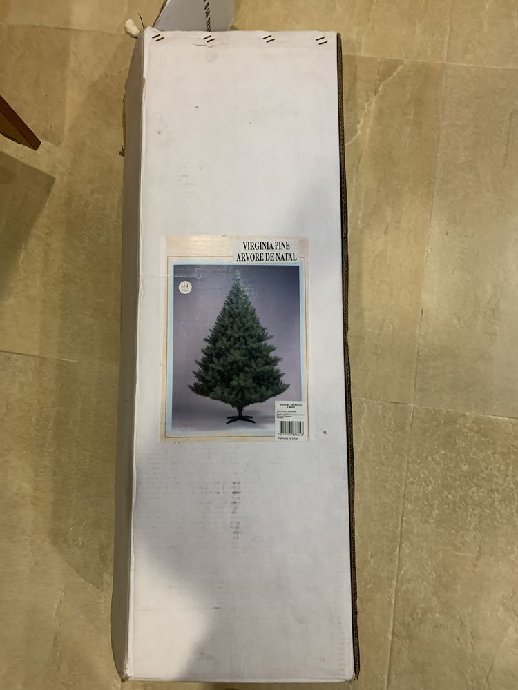Arvore Natal com pinhas e caixa de origem