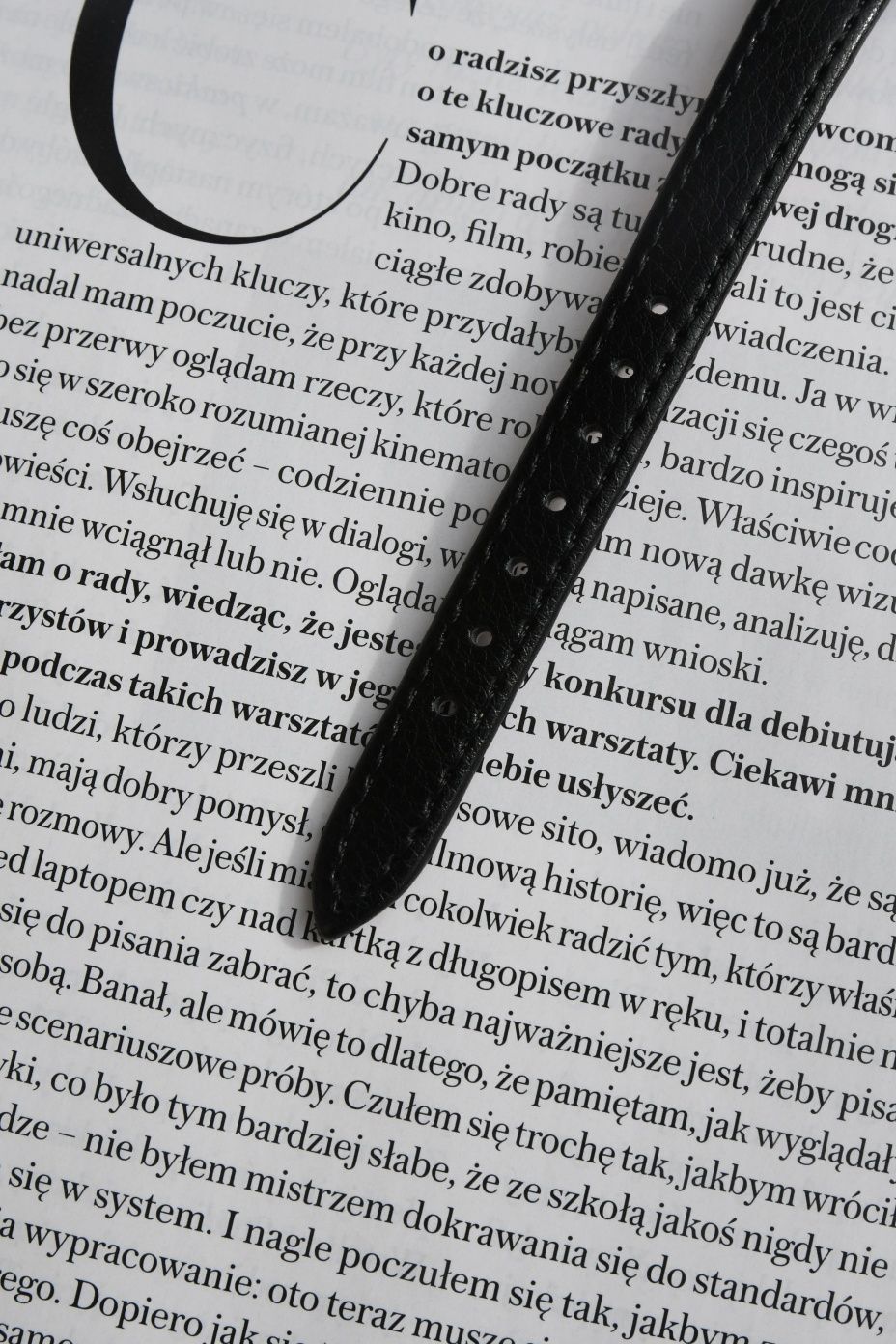 Vintage zegarek z czarnym paskiem i białą tarczą retro old money