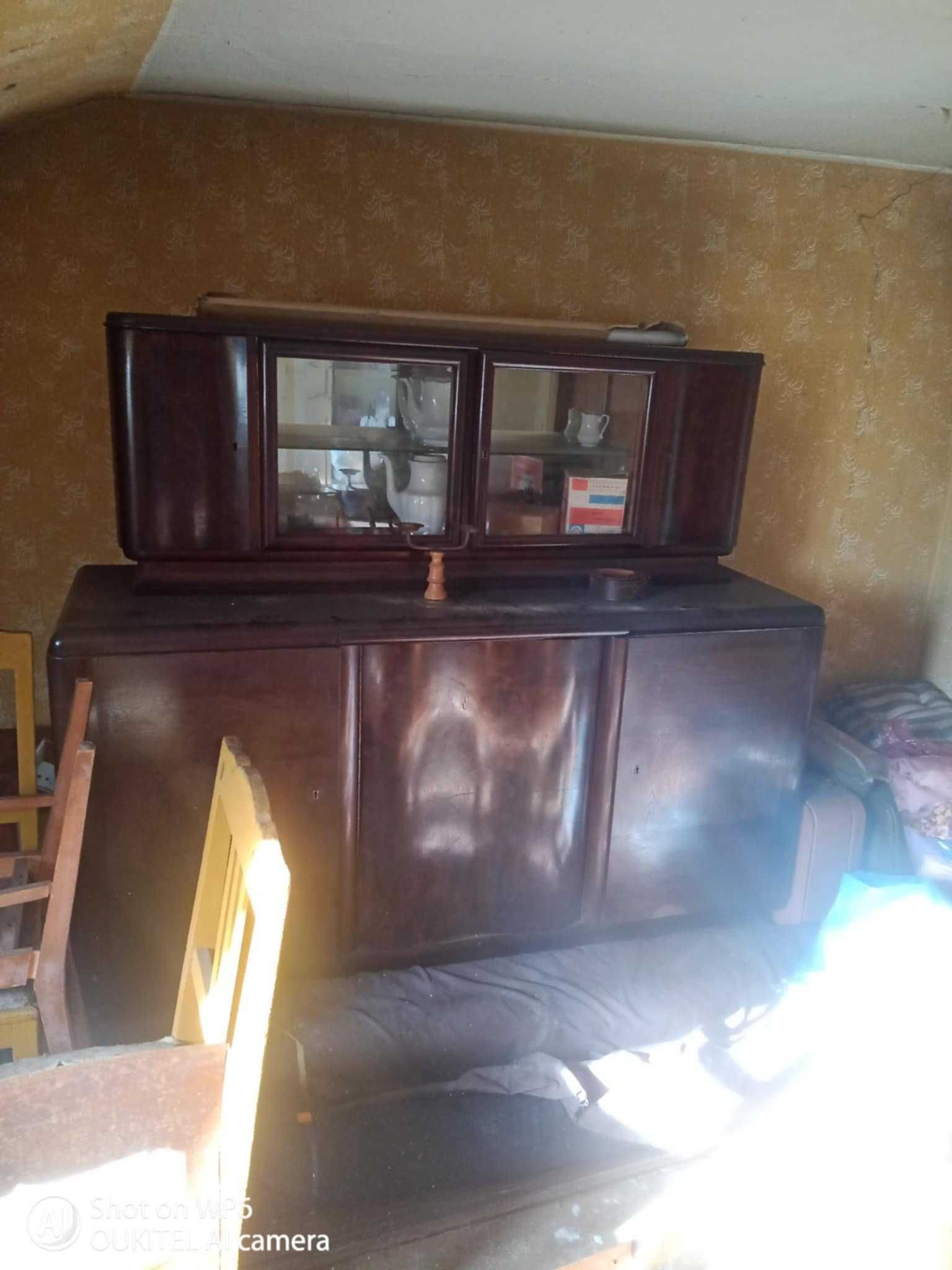 Kredens dębowy .
