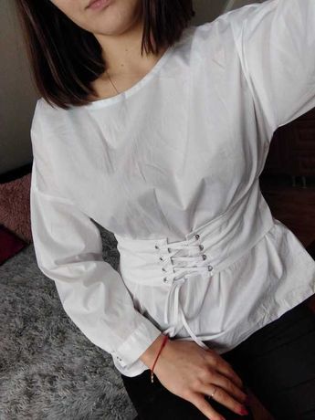 Koszula bluzka biała z wcięciem, paskiem w pasie