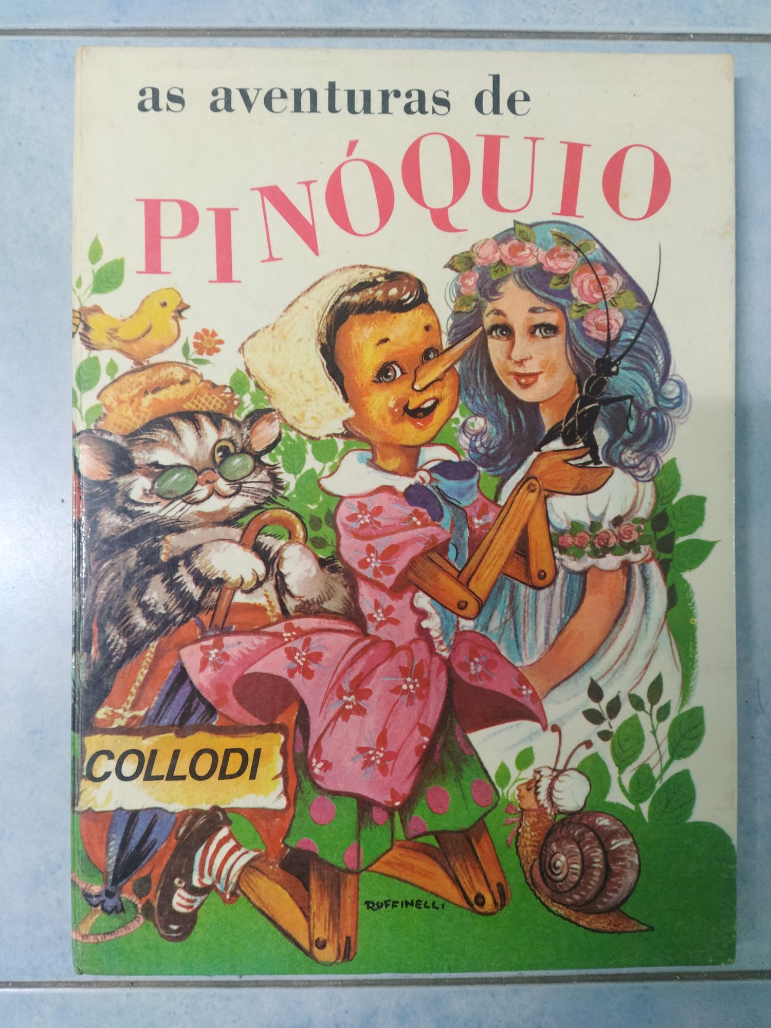 Livro antigo "As aventuras de Pinóquio"