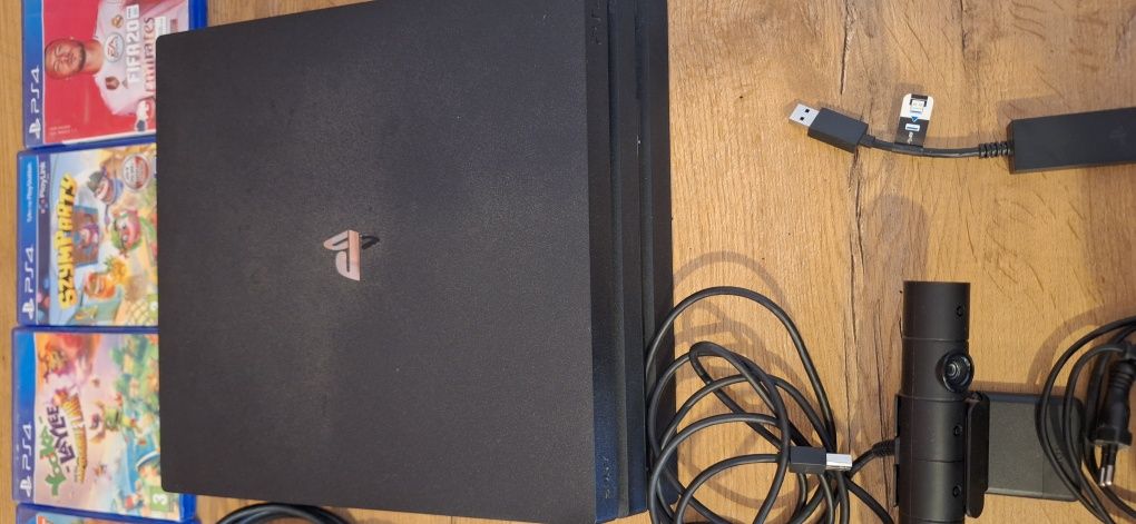 Konsola ps 4 pro 1tb plus vr i gry 2 pady