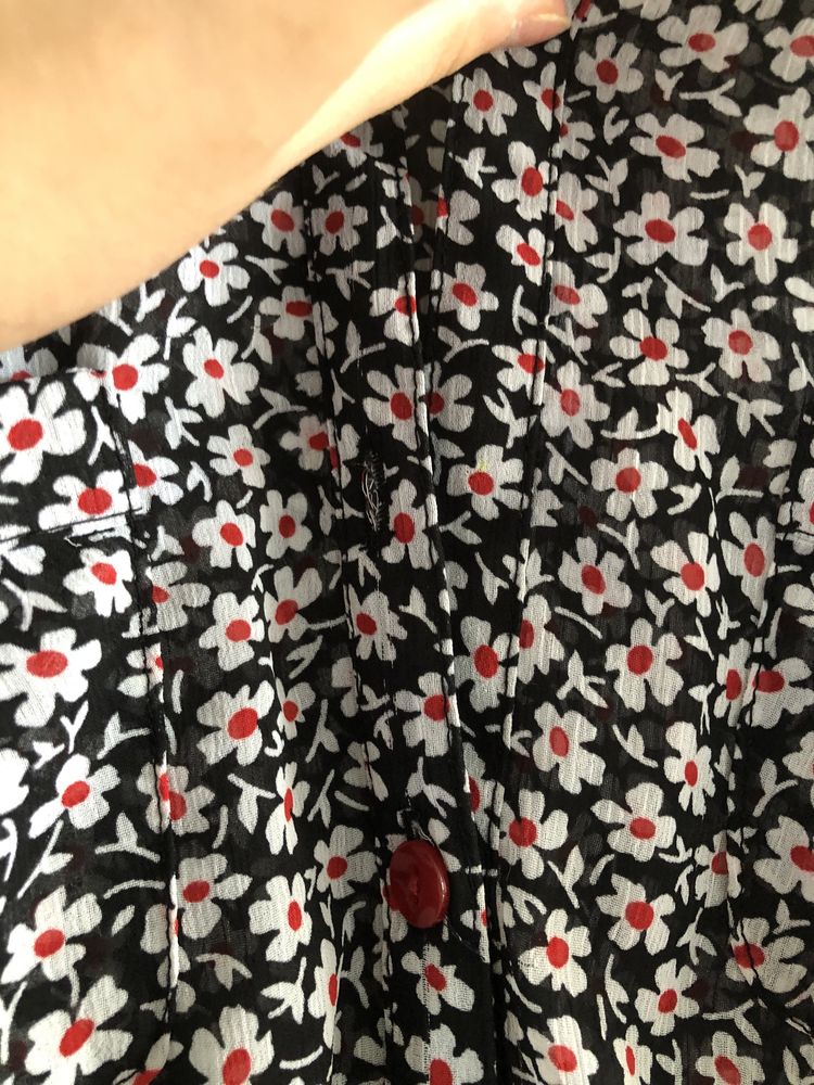 Prześwitująca sukienka letnia z krótkim rękawem w kwiatowy print