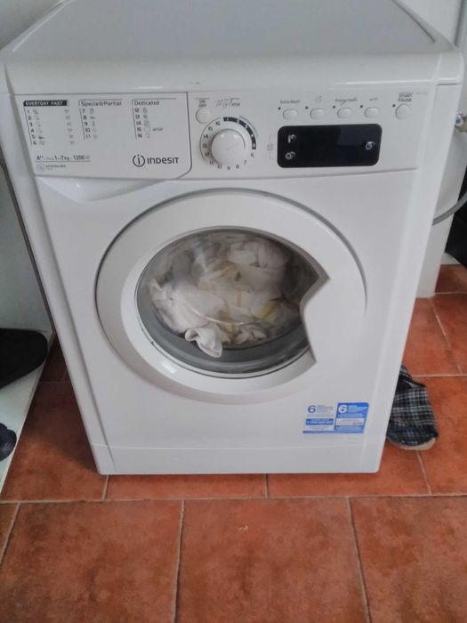 Máquina de lavar roupa Indesit de 7 kilos 1200 rpm