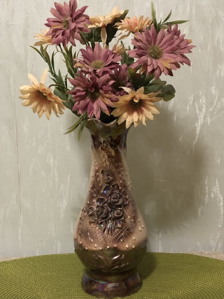 Фарфоровая ваза с лепкой в виде роз