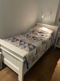 Biale drewniane łóżko