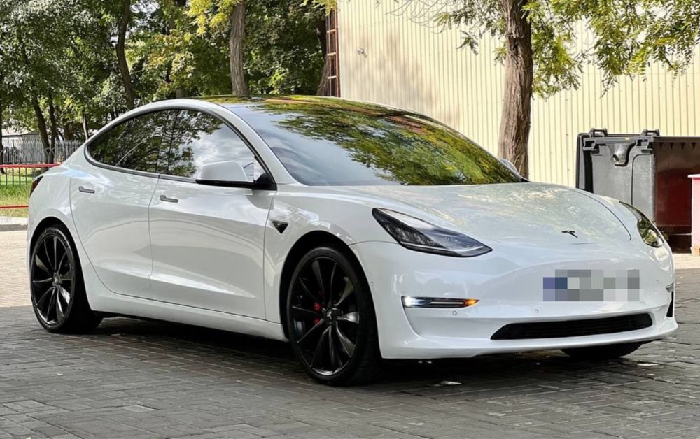 Оренда робота в таксі Tesla Model 3 Long Range