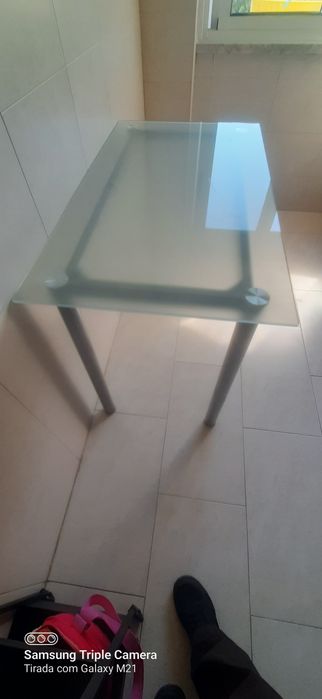 Mesa com tampo de vidro