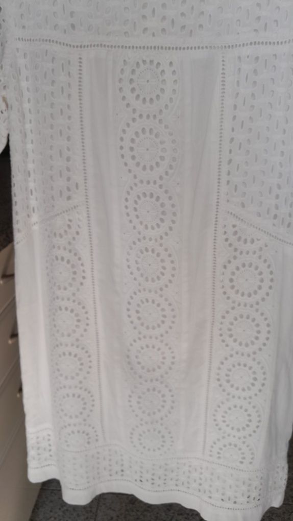 Vestido em bordado inglês, forrado