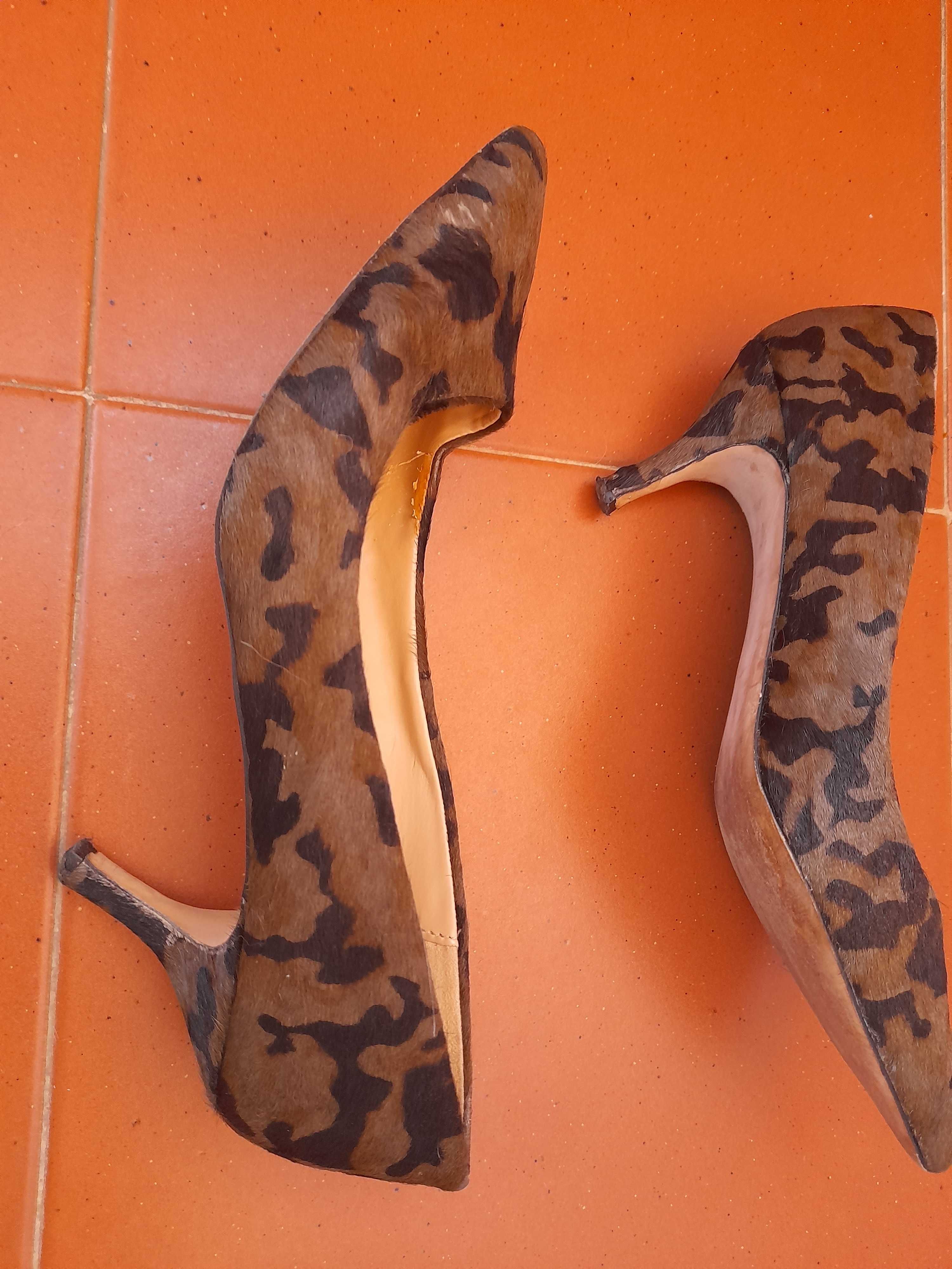 Sapatos em pêlo, estampa animal